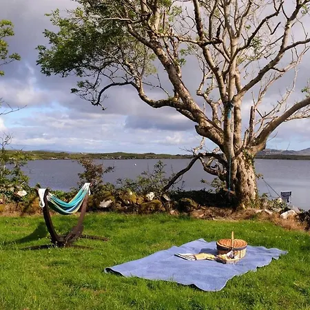 Leap Year By Lake Beaghcauneen In Hébergement de vacances